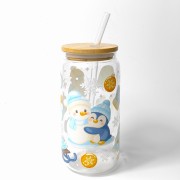 Szklany kubek 550 ml z rurką i pokrywką - zimowy pingwinek z bałwankiem, zabawy na śniegu - pocichutku.pl