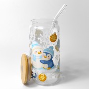 Szklany kubek 550 ml z rurką i pokrywką - zimowy pingwinek z bałwankiem, zabawy na śniegu - pocichutku.pl