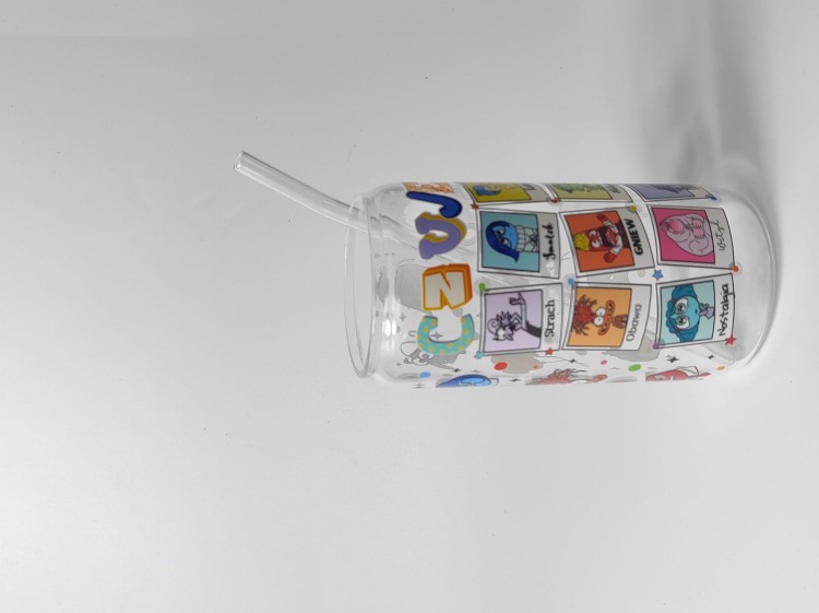 Szklany kubek 550 ml z szklaną słomką i pokrywką - W głowie się nie mieści 2 CZUJĘ wersja polska - pocichutku.pl