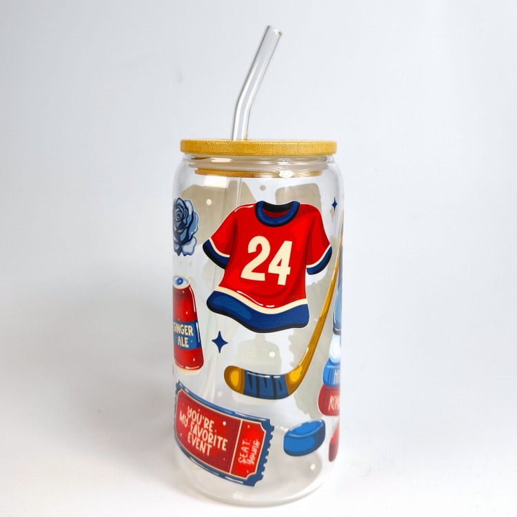 Szklany kubek 550 ml z szklaną rurką i pokrywką - mecz hokejowy, nawiązujący do książek z motywem romansu z hokeistą - pocichutku.pl