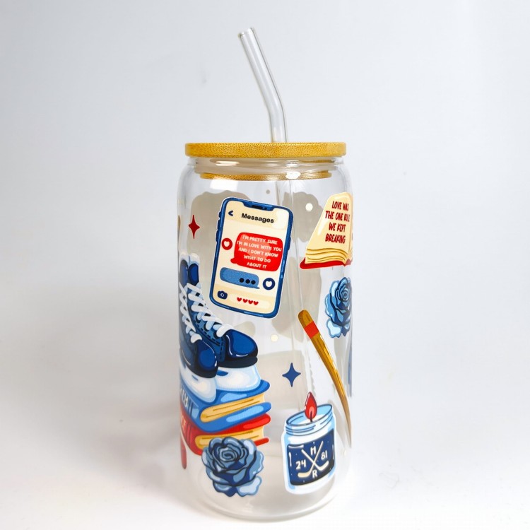 Szklany kubek 550 ml z szklaną rurką i pokrywką - mecz hokejowy, nawiązujący do książek z motywem romansu z hokeistą - pocichutku.pl