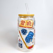 Szklany kubek 550 ml z szklaną rurką i pokrywką - mecz hokejowy, nawiązujący do książek z motywem romansu z hokeistą - pocichutku.pl
