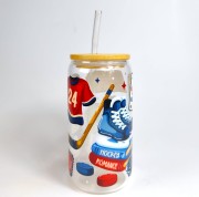 Szklany kubek 550 ml z szklaną rurką i pokrywką - mecz hokejowy, nawiązujący do książek z motywem romansu z hokeistą - pocichutku.pl
