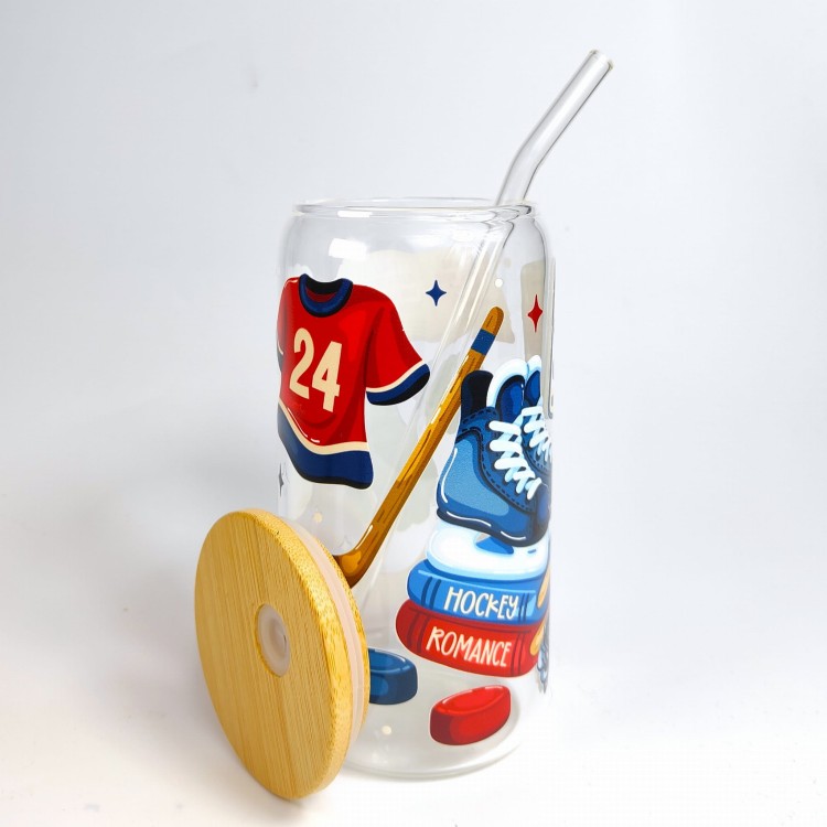 Szklany kubek 550 ml z szklaną rurką i pokrywką - mecz hokejowy, nawiązujący do książek z motywem romansu z hokeistą - pocichutku.pl.jpg