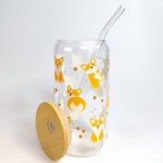 Szklanka 550 ml z bambusową pokrywką i słomką – motyw psów corgi z puszystymi pupciami – pocichutku.pl