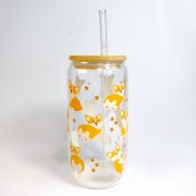 Szklanka 550 ml z bambusową pokrywką i słomką – motyw psów corgi z puszystymi pupciami – pocichutku.pl