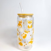Szklanka 550 ml z bambusową pokrywką i słomką – motyw psów corgi z puszystymi pupciami – pocichutku.pl