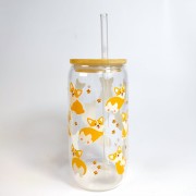 Szklanka 550 ml z bambusową pokrywką i słomką – motyw psów corgi z puszystymi pupciami – pocichutku.pl