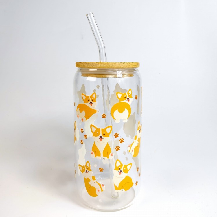 Szklanka 550 ml z bambusową pokrywką i słomką – motyw psów corgi z puszystymi pupciami – pocichutku.pl