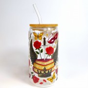 Szklany kubek 550 ml z szklaną rurką i pokrywką -z piekła rodem, nawiązujący do książek z motywem romansów nadprzyrodzonych - pocichutku.pl