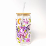 Szklany kubek 550 ml z bambusową pokrywką i słomką - Skrzydlata tajemnica miecz książki smocze skrzydła klucze kłódki w odcienia fioletu i złota - pocichutku.pl