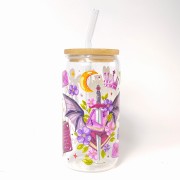 Szklany kubek 550 ml z bambusową pokrywką i słomką - Skrzydlata tajemnica miecz książki smocze skrzydła klucze kłódki w odcienia fioletu i złota - pocichutku.pl
