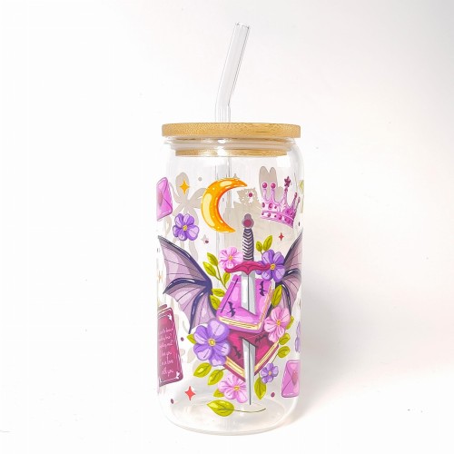 Szklany kubek 550 ml z bambusową pokrywką i słomką - Skrzydlata tajemnica miecz książki smocze skrzydła klucze kłódki w odcienia fioletu i złota - pocichutku.pl