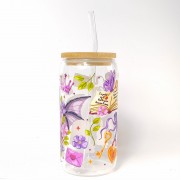 Szklany kubek 550 ml z bambusową pokrywką i słomką - Skrzydlata tajemnica miecz książki smocze skrzydła klucze kłódki w odcienia fioletu i złota - pocichutku.pl