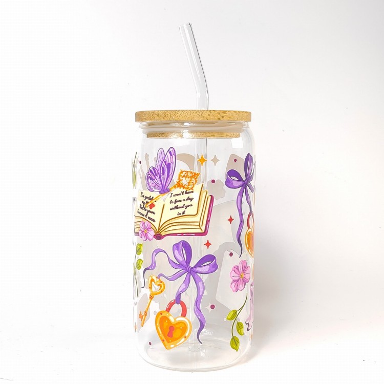 Szklany kubek 550 ml z bambusową pokrywką i słomką - Skrzydlata tajemnica miecz książki smocze skrzydła klucze kłódki w odcienia fioletu i złota - pocichutku.pl