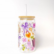 Szklany kubek 550 ml z bambusową pokrywką i słomką - Skrzydlata tajemnica miecz książki smocze skrzydła klucze kłódki w odcienia fioletu i złota - pocichutku.pl