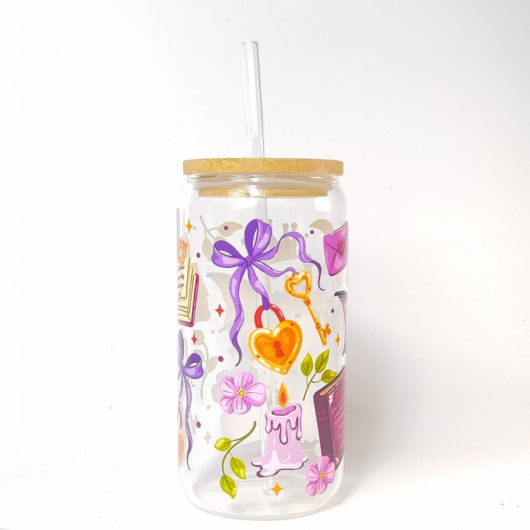 Szklany kubek 550 ml z bambusową pokrywką i słomką - Skrzydlata tajemnica miecz książki smocze skrzydła klucze kłódki w odcienia fioletu i złota - pocichutku.pl