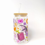 Szklany kubek 550 ml z bambusową pokrywką i słomką - Skrzydlata tajemnica miecz książki smocze skrzydła klucze kłódki w odcienia fioletu i złota - pocichutku.pl