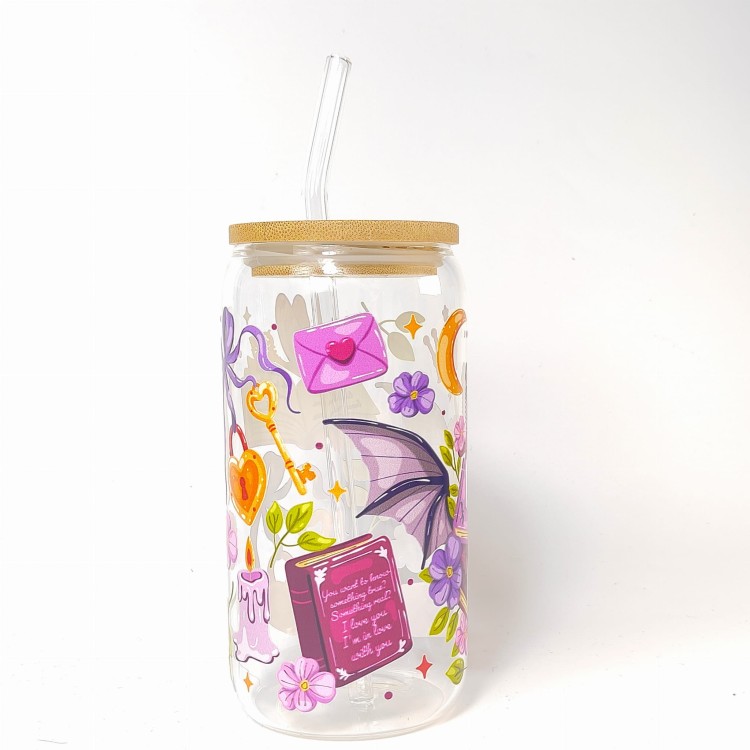 Szklany kubek 550 ml z bambusową pokrywką i słomką - Skrzydlata tajemnica miecz książki smocze skrzydła klucze kłódki w odcienia fioletu i złota - pocichutku.pl