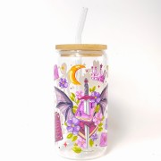 Szklany kubek 550 ml z bambusową pokrywką i słomką - Skrzydlata tajemnica miecz książki smocze skrzydła klucze kłódki w odcienia fioletu i złota - pocichutku.pl