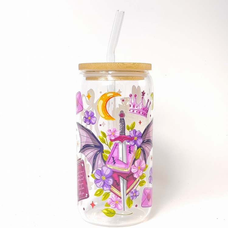 Szklany kubek 550 ml z bambusową pokrywką i słomką - Skrzydlata tajemnica miecz książki smocze skrzydła klucze kłódki w odcienia fioletu i złota - pocichutku.pl