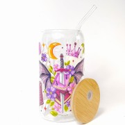 Szklany kubek 550 ml z bambusową pokrywką i słomką - Skrzydlata tajemnica miecz książki smocze skrzydła klucze kłódki w odcienia fioletu i złota - pocichutku.pl.jpg