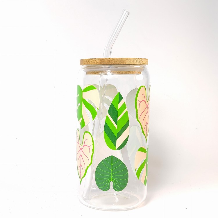 Szklany kubek 550 ml z bambusową pokrywką i słomką - monstera i inne zielone liście okazałych roślin w żywych, jasnych kolorach - pocichutku.pl