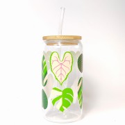 Szklany kubek 550 ml z bambusową pokrywką i słomką - monstera i inne zielone liście okazałych roślin w żywych, jasnych kolorach - pocichutku.pl