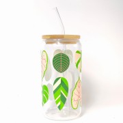 Szklany kubek 550 ml z bambusową pokrywką i słomką - monstera i inne zielone liście okazałych roślin w żywych, jasnych kolorach - pocichutku.pl