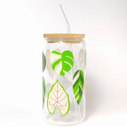 Szklany kubek 550 ml z bambusową pokrywką i słomką - monstera i inne zielone liście okazałych roślin w żywych, jasnych kolorach - pocichutku.pl