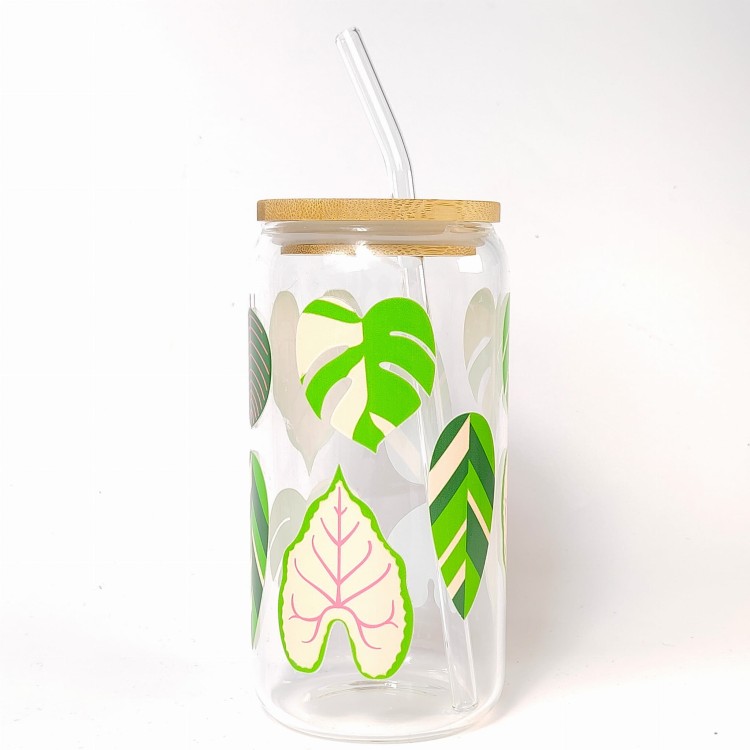 Szklany kubek 550 ml z bambusową pokrywką i słomką - monstera i inne zielone liście okazałych roślin w żywych, jasnych kolorach - pocichutku.pl