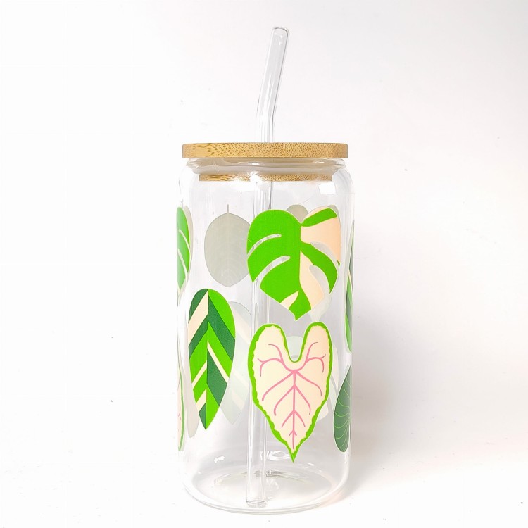 Szklany kubek 550 ml z bambusową pokrywką i słomką - monstera i inne zielone liście okazałych roślin w żywych, jasnych kolorach - pocichutku.pl