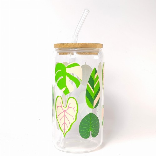 Szklany kubek 550 ml z bambusową pokrywką i słomką - monstera i inne zielone liście okazałych roślin w żywych, jasnych kolorach - pocichutku.pl