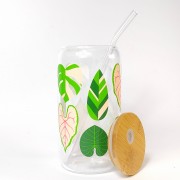 Szklany kubek 550 ml z bambusową pokrywką i słomką - monstera i inne zielone liście okazałych roślin w żywych, jasnych kolorach - pocichutku.pl