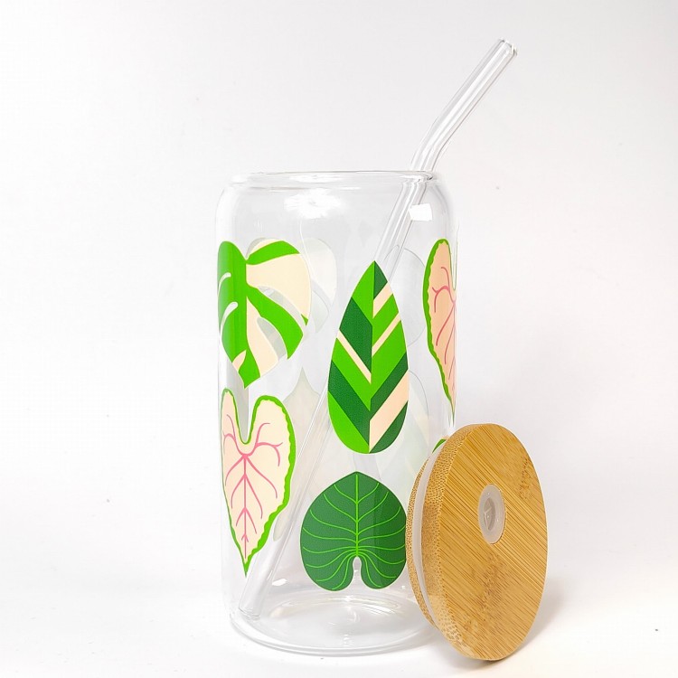 Szklany kubek 550 ml z bambusową pokrywką i słomką - monstera i inne zielone liście okazałych roślin w żywych, jasnych kolorach - pocichutku.pl