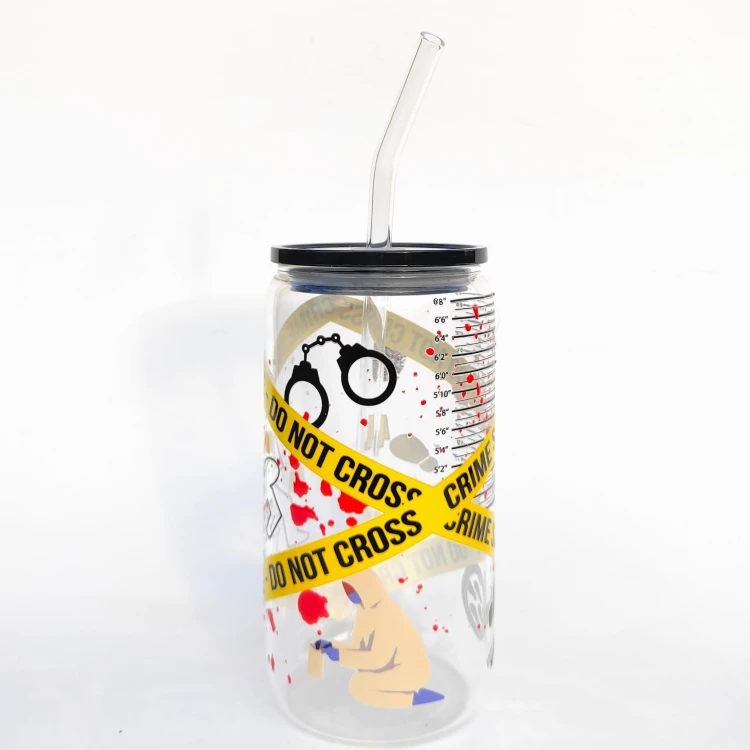 Szklany kubek z plastikową pokrywką - true crime miejsce zbrodni dla fanów kryminałów i prawdziwych historii - pocichutku.pl