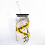 Szklany kubek z plastikową pokrywką - true crime miejsce zbrodni dla fanów kryminałów i prawdziwych historii - pocichutku.pl