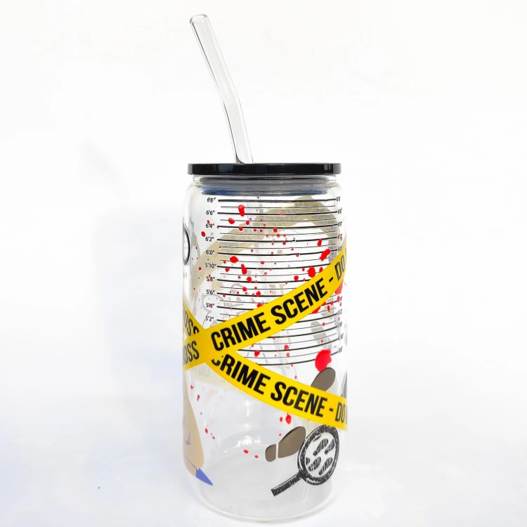 Szklany kubek z plastikową pokrywką - true crime miejsce zbrodni dla fanów kryminałów i prawdziwych historii - pocichutku.pl