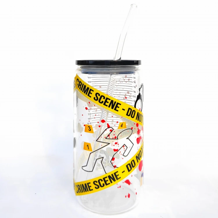 Szklany kubek z plastikową pokrywką - true crime miejsce zbrodni dla fanów kryminałów i prawdziwych historii - pocichutku.pl