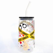 Szklany kubek z plastikową pokrywką - true crime miejsce zbrodni dla fanów kryminałów i prawdziwych historii - pocichutku.pl