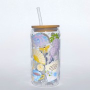 Szklany kubek z pokrywką i słomką 550 ml - kwitnij, kochanie w stylu Bridgentonów, w pastelowych jasnych odcieniach - pocichutku.pl