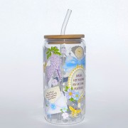 Szklany kubek z pokrywką i słomką 550 ml - kwitnij, kochanie w stylu Bridgentonów, w pastelowych jasnych odcieniach - pocichutku.pl
