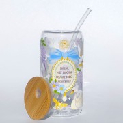 Szklany kubek z pokrywką i słomką 550 ml - kwitnij, kochanie w stylu Bridgentonów, w pastelowych jasnych odcieniach - pocichutku.pl