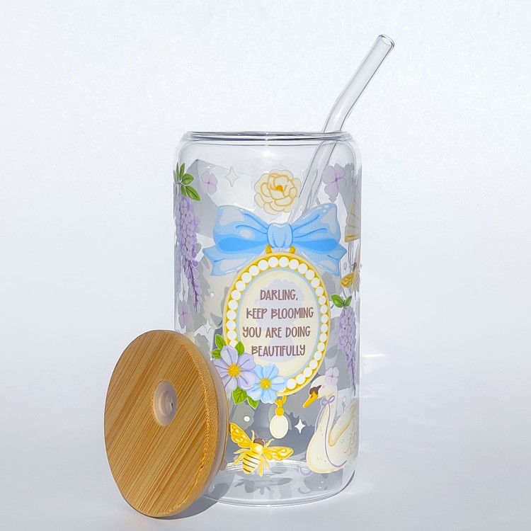 Szklany kubek z pokrywką i słomką 550 ml - kwitnij, kochanie w stylu Bridgentonów, w pastelowych jasnych odcieniach - pocichutku.pl