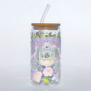 Szklany kubek z pokrywką i słomką 550 ml - Karoca o północy, kubek w stylu Bridgentonów, w pastelowych jasnych odcieniach - pocichutku.pl