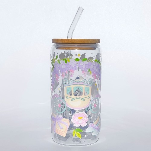 Szklany kubek z pokrywką i słomką 550 ml - Karoca o północy, kubek w stylu Bridgentonów, w pastelowych jasnych odcieniach - pocichutku.pl