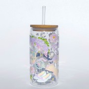 Szklany kubek z pokrywką i słomką 550 ml - Karoca o północy, kubek w stylu Bridgentonów, w pastelowych jasnych odcieniach - pocichutku.pl