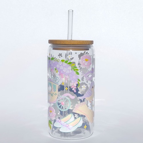 Szklany kubek z pokrywką i słomką 550 ml - Karoca o północy, kubek w stylu Bridgentonów, w pastelowych jasnych odcieniach - pocichutku.pl