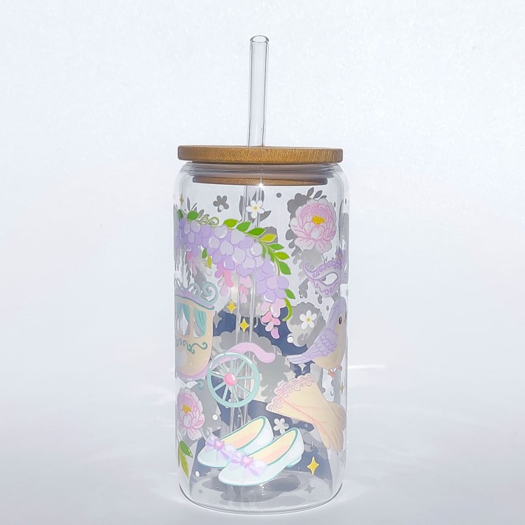 Szklany kubek z pokrywką i słomką 550 ml - Karoca o północy, kubek w stylu Bridgentonów, w pastelowych jasnych odcieniach - pocichutku.pl