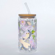 Szklany kubek z pokrywką i słomką 550 ml - Karoca o północy, kubek w stylu Bridgentonów, w pastelowych jasnych odcieniach - pocichutku.pl